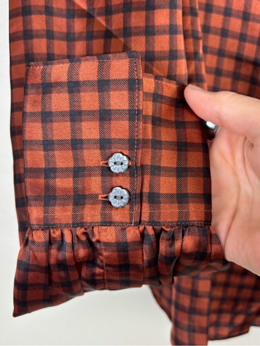 Levi’s Satin Kit Blouse Women’s Size XS Plaid V-neck Button Up Collarless Orange - Picture 6 of 7